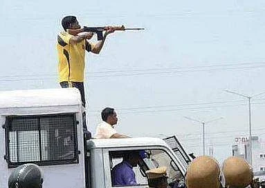 தூத்துக்குடி துப்பாக்கிச்சூடு: 4 அதிகாரிகள் இடைநீக்கம்
