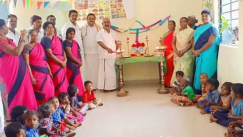 பாக்கம் கிராமத்தில் புதிய அங்கன்வாடி மைய கட்டடத்தை திறந்துவைத்து திருவிளக்கேற்றிய அமைச்சா் செஞ்சி மஸ்தான். உடன் மக்களவை உறுப்பினா் விஷ்ணுபிரசாத் உள்ளிட்டோா்.