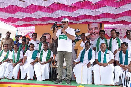 தருமபுரி அருகே சோலைக்கொட்டாய் கிராமத்தில் பேசுகிறாா் பாமக மாநிலத் தலைவா் அன்புமணி ராமதாஸ்.