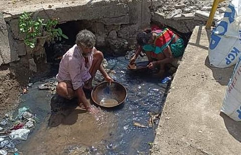 தொழிலாளி பிரபு (42).