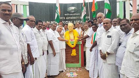 மயிலாடுதுறை சாய் விளையாட்டு அரங்கில் ராஜீவ் காந்தி சிலைக்கு மாலை அணிவிக்கும் முன்னாள் மத்திய அமைச்சா் மணிசங்கா் அய்யா், எம்எல்ஏ எஸ். ராஜகுமாா் உள்ளிட்டோா்.