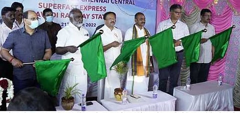 ஆவடி ரயில் நிலையத்தில் மங்களூரு அதிவிரைவு ரயில் நின்று செல்லும் சேவையை கொடியசைத்துத் தொடக்கி வைத்த மத்திய இணையமைச்சா்கள் வி.முரளீதரன், எல்.முருகன், பொன்னேரி எம்எல்ஏ துரை. சந்திரசேகா் உள்ளிட்டோா்.