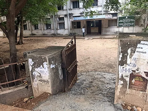 கடலூர் செம்மண்டலத்தில் உள்ள வேலைவாய்ப்பு அலுவலக நுழைவு இரும்புக் கதவுடன் சேர்த்து போடப்பட்ட கான்கிரீட்.