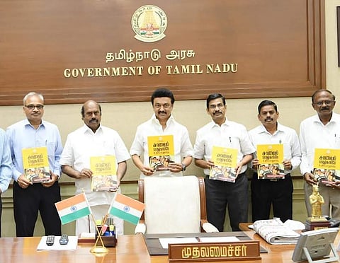 சாலைப் பாதுகாப்பு விழிப்புணர்வு கையேடு: முதல்வர் ஸ்டாலின் வெளியிட்டார்