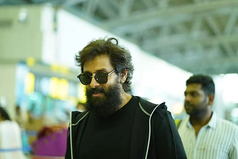 'கோப்ரா' படத்தின் ப்ரோமோவை முன்னிட்டு விமானம் மூலம் சென்னையிலிருந்து திருச்சி சென்ற நடிகர் விக்ரம்.