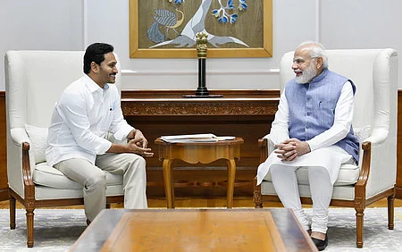 புது தில்லியில் பிரதமா் நரேந்திர மோடியை திங்கள்கிழமை சந்தித்துப் பேசிய ஆந்திர முதல்வா் ஜெகன்மோகன் ரெட்டி.