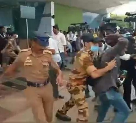 கோப்ரா படக்குழுவினரை சூழ்ந்த ரசிகர்கள் கூட்டம்: காவல் துறையினர் தடியடி