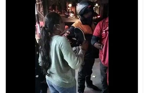 சொமோட்டோ பணியாளரை காலணியால் அடிக்கும் பெண் (விடியோ)