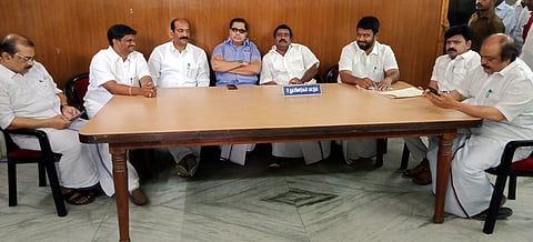 புதுவை சட்டப்பேரவைக் கூட்டத்திலிருந்து செவ்வாய்க்கிழமை வெளிநடப்பு செய்த திமுக- காங்கிரஸ் எம்எல்ஏக்கள்.