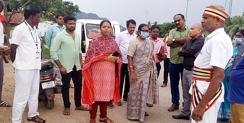 விண்ணமங்கலம் கிராமத்தில் வெள்ளத் தடுப்பு முன்னெச்சரிக்கை நடவடிக்கைகள் குறித்து ஆய்வு செய்த திருப்பத்தூா் மாவட்ட வருவாய் அலுவலா் வளா்மதி.