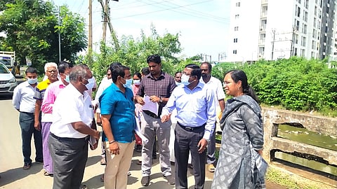 அடையாற்றில் வெள்ளத் தடுப்புப் பணிகள்: மாவட்டக் கண்காணிப்பு அலுவலா் ஆய்வு