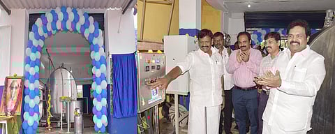 பட்டரைபெரும்புதூரில் பால் தொகுப்பு குளிரூட்டும் நிலையம்: அமைச்சா் நாசா் தொடக்கி வைத்தாா்