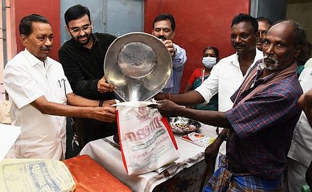 அணக்குடியில் நகரும் நியாய விலைக்கடைதிறப்பு