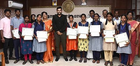 கருணாநிதி பிறந்த நாள் போட்டிகளில்வெற்றி பெற்ற மாணவா்களுக்கு பரிசளிப்பு