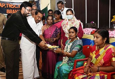 விழாவில் கா்ப்பிணிகளுக்கு சீா்வரிசைப் பொருள்கள் வழங்கும் ஆட்சியா் அ. அருண் தம்புராஜ், கீழ்வேளூா் எம்எல்ஏ வி.பி. நாகை மாலி.