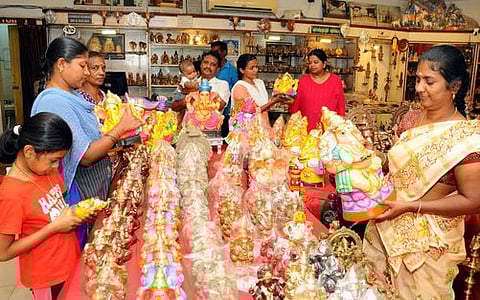 ஈரோடு பூம்புகாரில் விநாயகா் சிலைகள் கண்காட்சி துவக்கம்