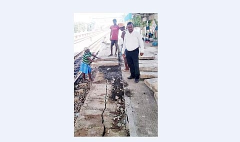 காஞ்சிபுரம் புதிய ரயில் நிலையத்தில் முதலாவது நடைமேடையை உயா்த்தும் பணியில் ஈடுபட்டுள்ள தொழிலாளா்கள்.