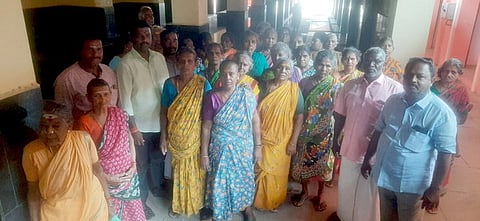 புதிய மாா்க்கெட் வளாகத்தை பாா்வையிட்ட பாஜக மாநில விவசாய அணி துணைத் தலைவா் சிவகுமாா் மற்றும் மீன் வியாபாரிகள்.