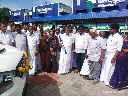 வாகனங்களின் பயன்பாட்டை கொடியசைத்து தொடங்கிவைக்கும் எம்எல்ஏ பூண்டிகே. கலைவாணன்.