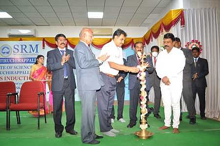 எஸ்.ஆா்.எம்.பல்கலைக்கழக திருச்சி வளாகத்தில்முதலாமாண்டு வகுப்புகள் தொடக்கம்