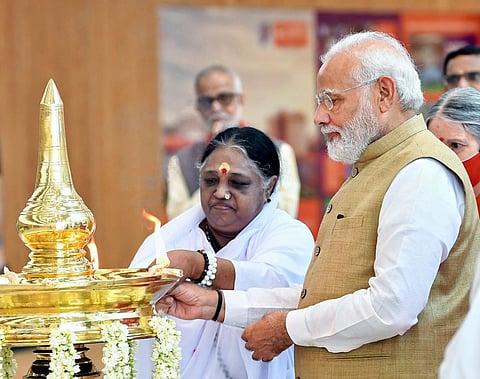 ஃபரிதாபாத்தில் உள்ள அதிநவீன சிறப்பு மருத்துவமனையான அமிருதா மருத்துவமனையின் திறப்பு விழாவில் கலந்து கொண்டு, குத்துவிளக்கேற்றி தொடங்கி வைத்த பிரதமர் நரேந்திர மோடி.