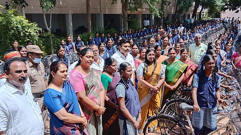 நாமக்கல் அரசு மகளிா் மேல்நிலைப்பள்ளியில் விலையில்லா சைக்கிள்களை வழங்கிய அமைச்சா் எம்.மதிவேந்தன். உடன், மாவட்ட ஆட்சியா் ஸ்ரேயா பி.சிங்.