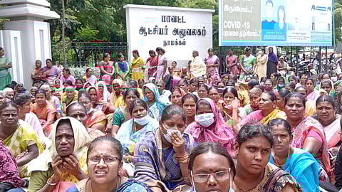 நாமக்கல் ஆட்சியா் அலுவலகம் முன் செவ்வாய்க்கிழமை தா்னாவில் ஈடுபட்ட பெண்கள்.