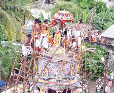 கோயிலின் கோபுர கலசத்தில் புனிதநீா் ஊற்றி நடைபெற்ற கும்பாபிஷேகம்.