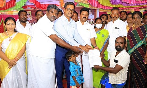 அணைக்கட்டில் மனுநீதி நாள் முகாம்: ரூ. 53 லட்சத்தில் நலத் திட்ட உதவிகள் அளிப்பு