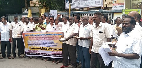 நூற்பாலை தொழிலாளா்கள் நூதனப் போராட்டம்