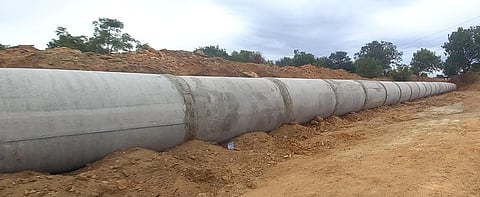 கரிசல் குளம் கண்மாய் நீரை மற்ற கண்மாய்களுக்கு கொண்டு செல்ல குழாய்கள் பதிப்பு