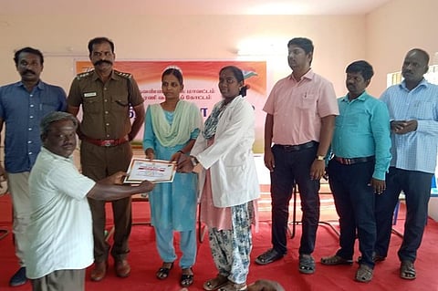 152 அரசு அலுவலா்களுக்கு பாராட்டுச் சான்றிதழ்