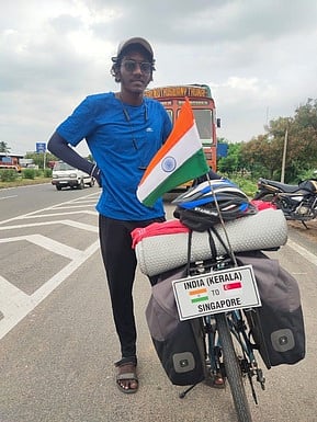 கன்னியாகுமரி முதல்  சிங்கப்பூா் வரை 11000 கி.மீ. சைக்கிள் பயணம் செல்லும் 22 வயது இளைஞா்