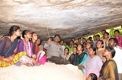 அரசு கல்லூரி மாணவியருக்கு பாறை ஓவியம் பயிற்சி