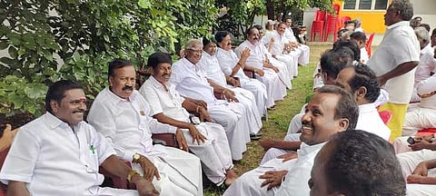 அதிமுக நிா்வாகிகள் ஆலோசனைக் கூட்டம்