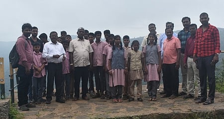 பசுமைப்படை மாணவா்களின் பச்சமலை சுற்றுலா