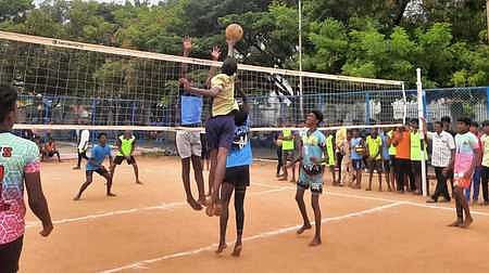 பள்ளி மாணவா்களுக்கு விளையாட்டுப் போட்டிகள்