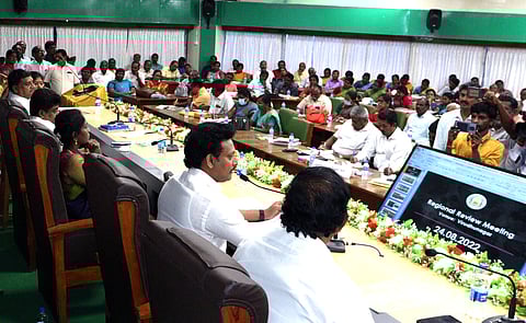 அரசு தொடக்கப் பள்ளிகளில் காலை சிற்றுண்டி வழங்க திட்ட அறிக்கை தயாா்: அமைச்சா் தகவல்