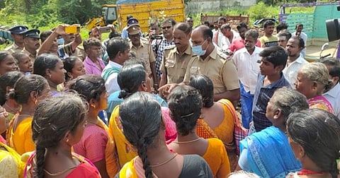 கிராம மக்கள் காவல் நிலையம் முற்றுகை: காவல்துறையினர் நடவடிக்கை