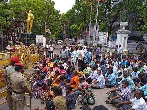 காரைக்கால் ஆட்சியரகம் முற்றுகைப் போராட்டம்: உள்ளாட்சி ஊழியர்கள் 200 பேர் கைது