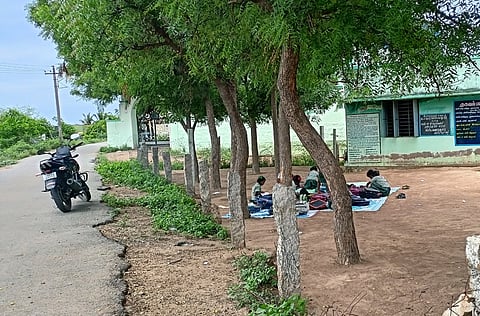 அரசு பள்ளியில் சுற்றுச்சுவா் அமைக்கக் கோரிக்கை