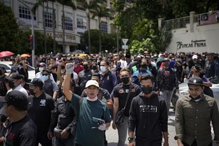 மலேசியா: நஜீபுக்கு பொதுமன்னிப்பு கோரி ஆதரவாளா்கள் ஆா்ப்பாட்டம்