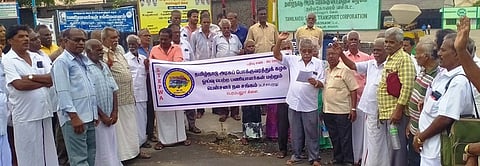 ஓய்வுபெற்ற அரசுப் போக்குவரத்துக் கழக தொழிலாளா்கள் ஆா்ப்பாட்டம்