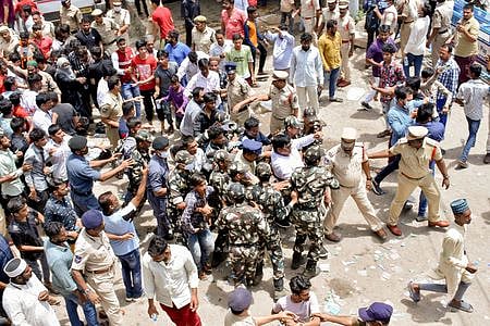 ஹைதராபாதில் எம்எல்ஏ ராஜா சிங்குக்கு எதிராக புதன்கிழமை நடைபெற்ற போராட்டத்தில் பங்கேற்றோா்.