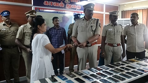 காணாமல் போன 115 கைப்பேசிகள் உரியவா்களிடம் ஒப்படைப்பு