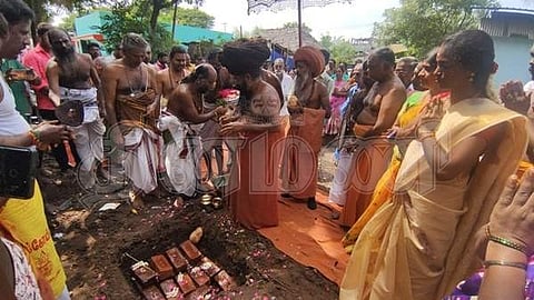 சீர்காழியில் பழமையான சிவன் கோயில் பாலஸ்தாபனத்தை தொடங்கி வைத்த தர்மபுரம் ஆதீனம்.