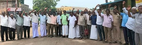 தஞ்சாவூரில் போக்குவரத்து தொழிலாளா்கள் ஆா்ப்பாட்டம்