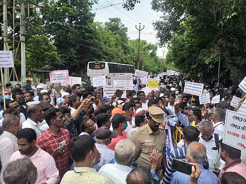 லாபத்தில் பங்கு தருவதாகக் கூறி மோசடி: 1000 பேர் திரண்டதால் திருச்சியில் பரபரப்பு