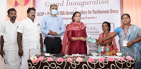 நரிக்குறவா் மகளிா் சுயஉதவி குழுவினருக்கு தொழிற்பயிற்சி