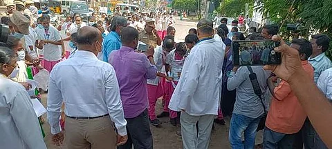 பேரணிக்கு காத்திருந்த மாணவி மயங்கியதை பார்வையிட்டார் ஆட்சியர் கி.பாலசுப்ரமணியம்.